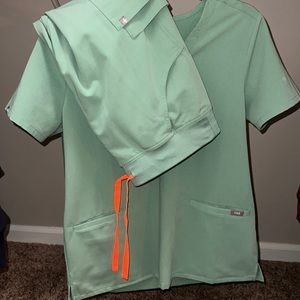 Limited Edition Figs JADE Casma 3 pocket v neck & kade pant